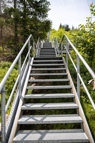 Fototapeta Naklejka Na Ścianę i Meble -  Lange Treppe aus Metall mit vielen Stufen Blick nach oben