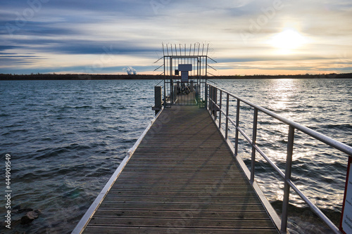 Steg  Boot Anleger im Sonnenuntergang am Markkleeberger See bei Leipzig  Markkleeberg  Sachsen  Deutschland