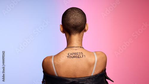 Cuadro en lienzo Androgynous female with express yourself written on her back