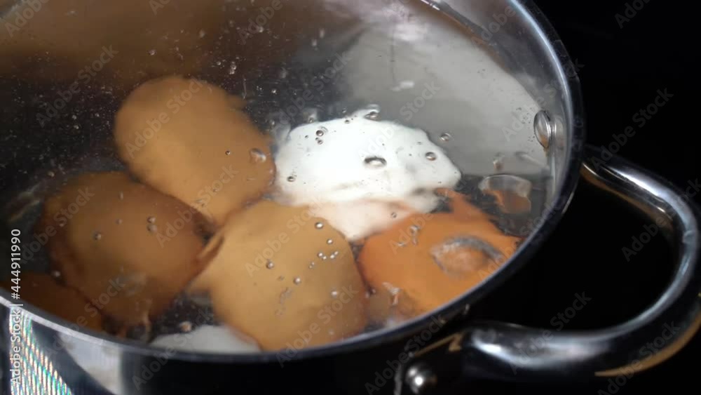 Boiling chicken eggs Boiling chicken eggs
