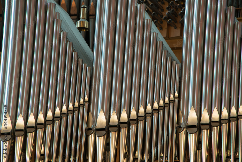 metallene Orgelpfeifen in der Reihe
