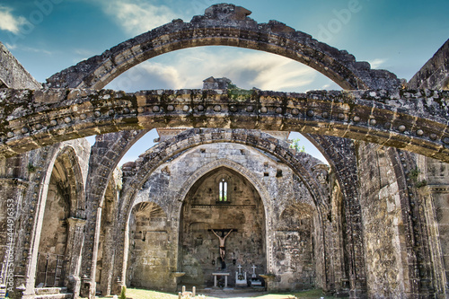 Restos en ruinas de la antigua iglesia de Santa Mariña en la villa de Cambados, España