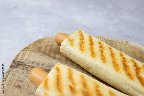 Hot dogi w grillowanej bułce