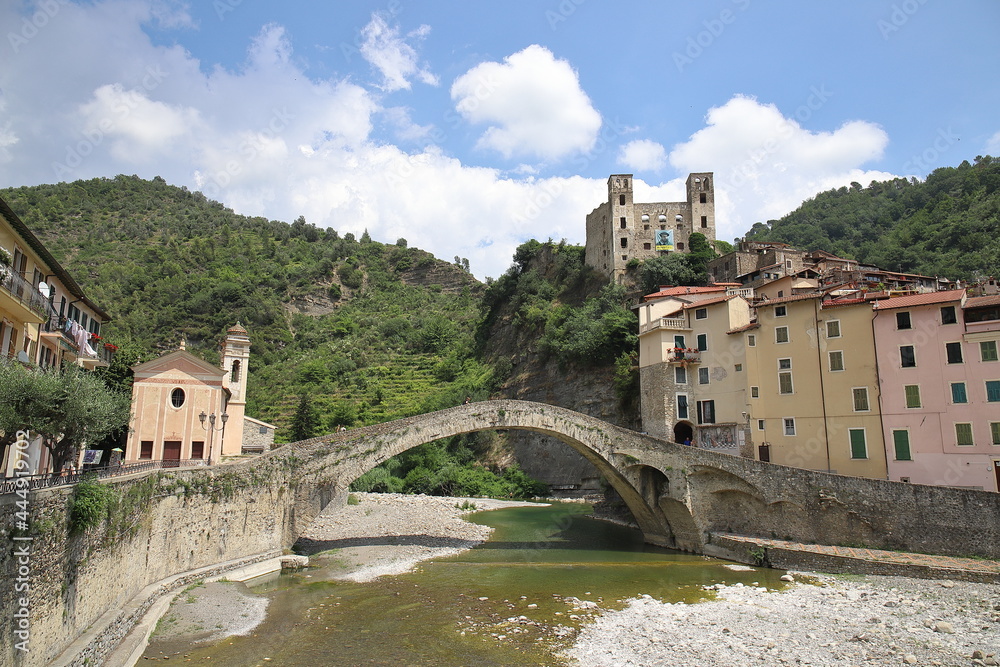 Dolceacqua, Imperia, Italia, vista del caratteristico ponte in pietra 