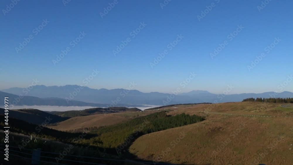 高原爽快ドライブ車窓 ビーナスライン山の景色と青空 秋の高原にて 高原爽快ドライブ車窓 ビーナスライン山の景色と青空 秋の高原にて