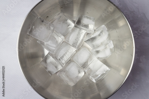Kostki lodu w metalowym naczyniu.
