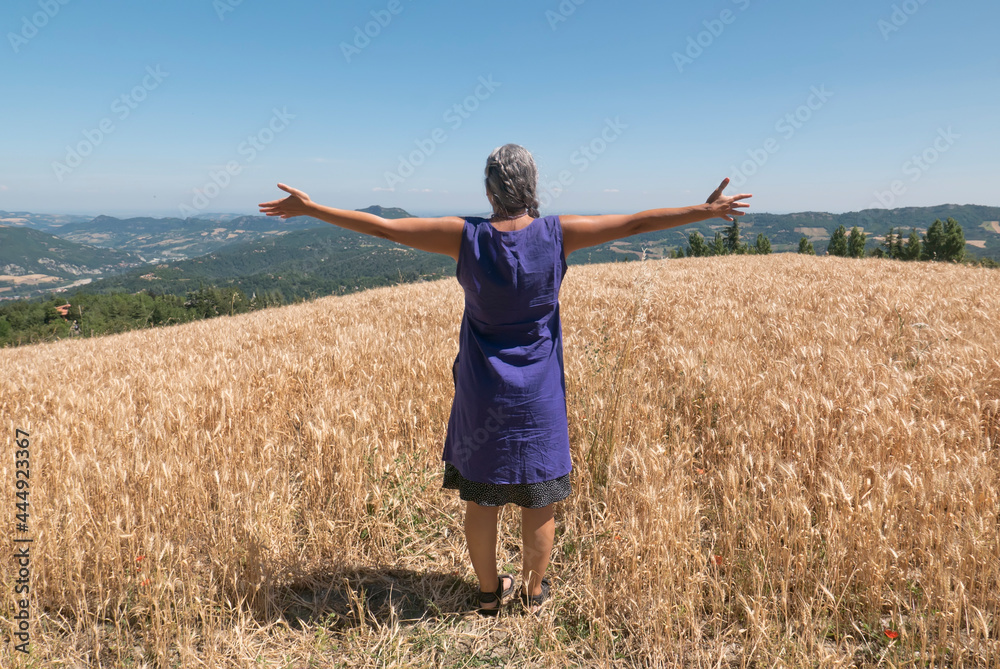 barley crop woman