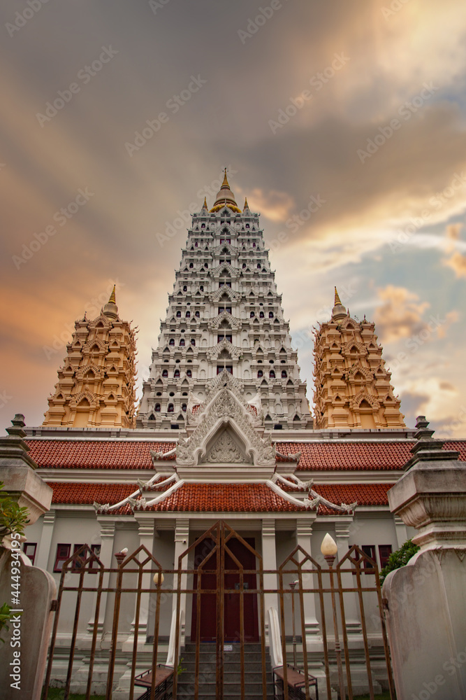 Fototapeta premium Wat Yannasang Wararam temple, Bodh Gaya Chedi, Bodhagaya Stupa Replica, in wat Yan, in Pattaya, Chonburi province, Thailand.