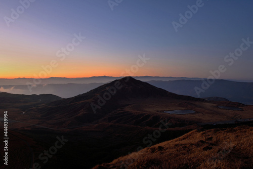杵島岳登山「山頂から望む日の出前の草千里ヶ浜と烏帽子岳」