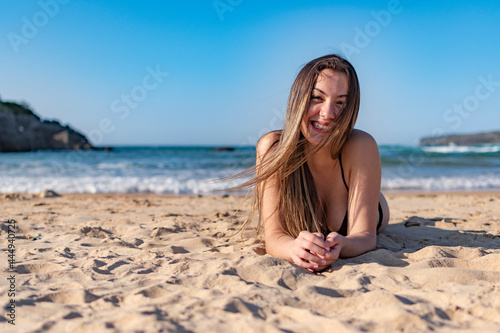 mujer en la playa sonriendo © Yannick