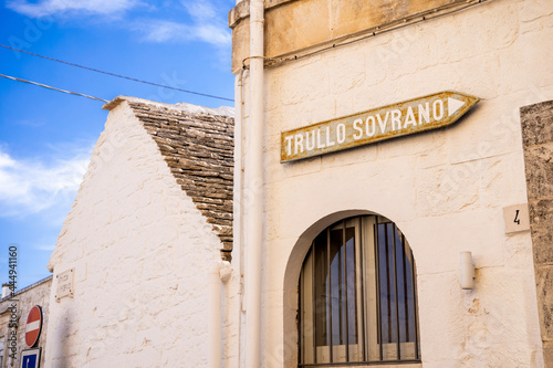 Foto Arrow sign to the Trullo Sovrano