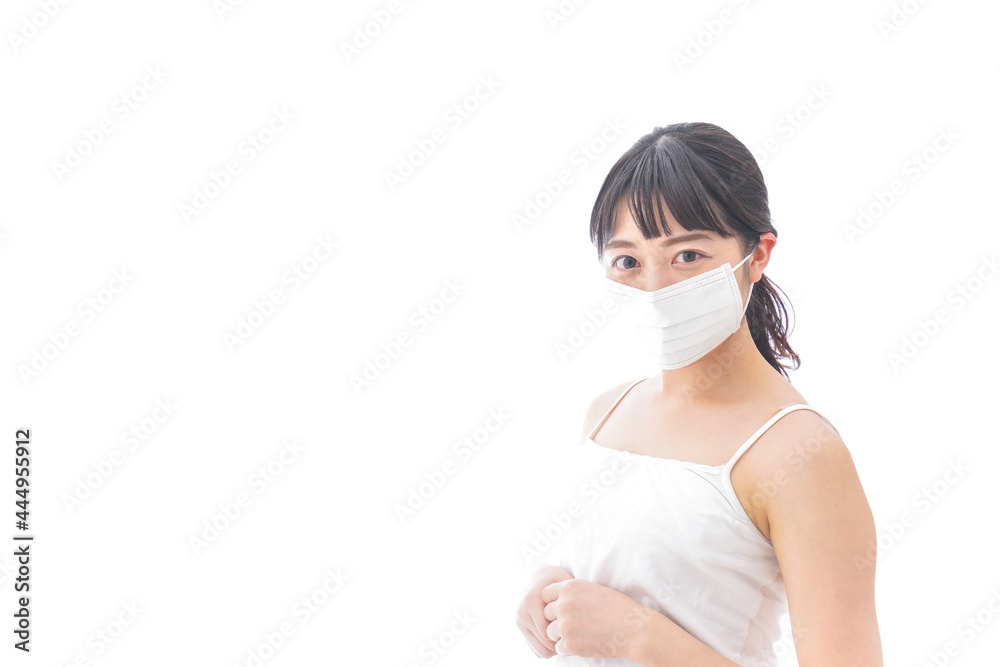 ガイドブックを持ち一人旅をする若い女性 ガイドブックを持ち一人旅をする若い女性