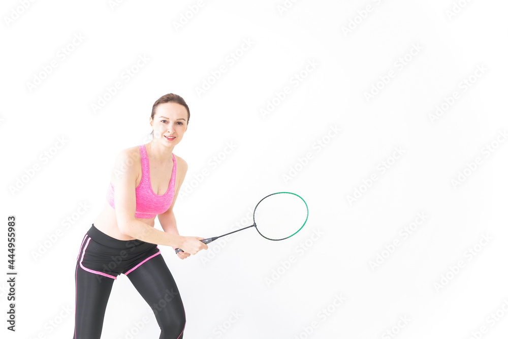 スポーツウェアを着てバドミントンをする外国人の女性 スポーツウェアを着てバドミントンをする外国人の女性