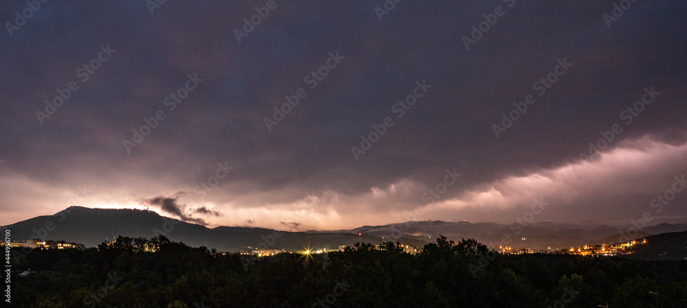 Obraz premium Thunderstorm above the city lightning strike