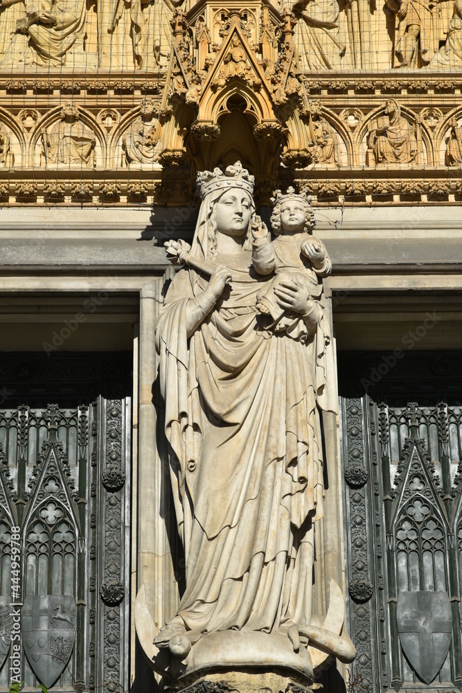 Marienstatue vor dem Kölner Dom