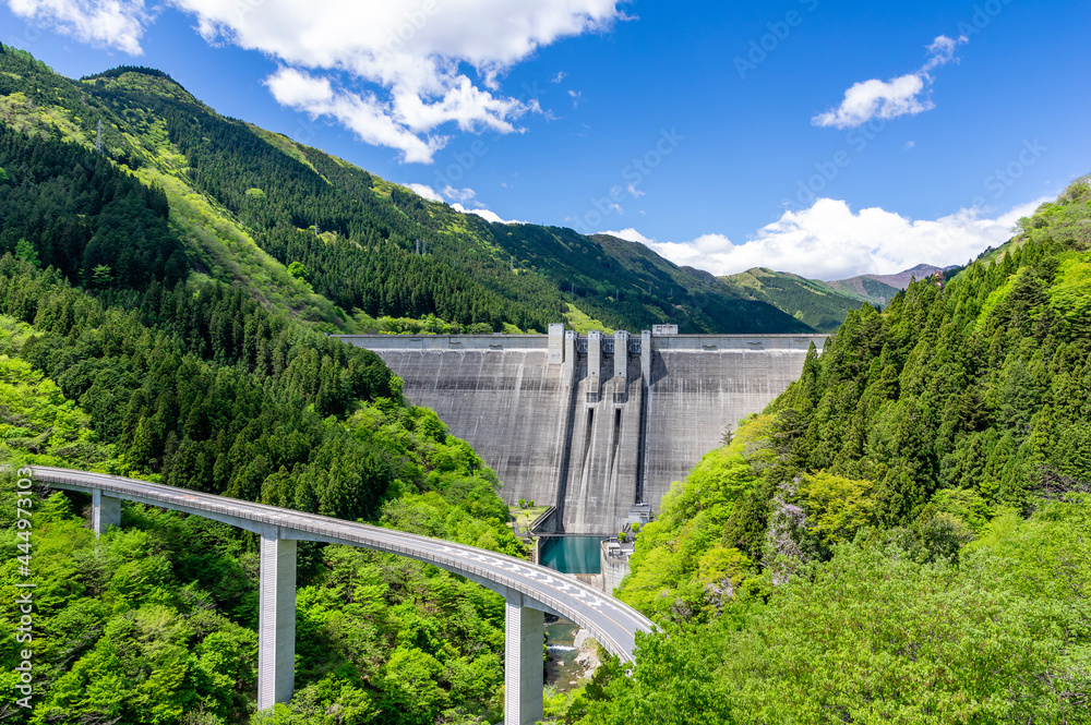 滝沢ダムとループ橋