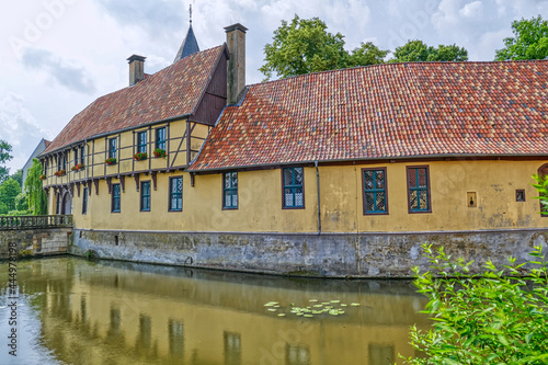 Äußere Gebäude und Wassergraben einer historischen Burg in Burgsteinfurt