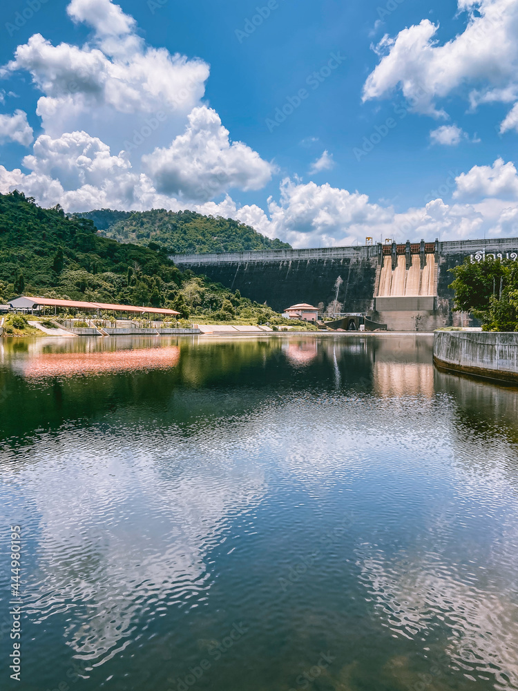 Obraz premium Khun Dan Prakarn Chon Dam in Saraburi, Thailand