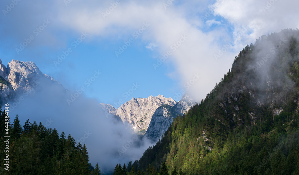 si alzano le nucole all'alba sulle Dolomiti