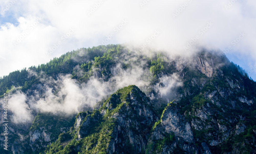 la montagna si copre di nuvole