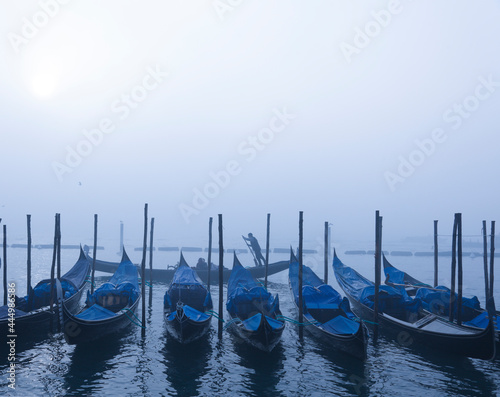 Italien/Venedig: Gondeln im Nebel vor der Paizzetta di San Marco
