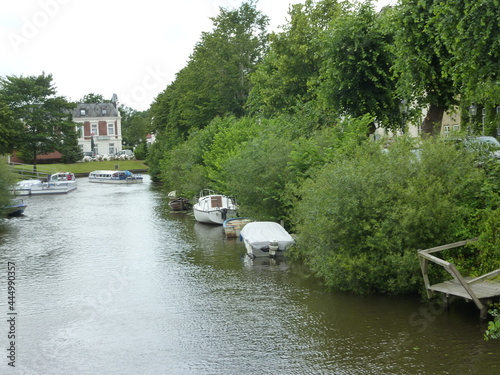 Schöne Bootsfahrt in den Kanälen von Friedrichshafen