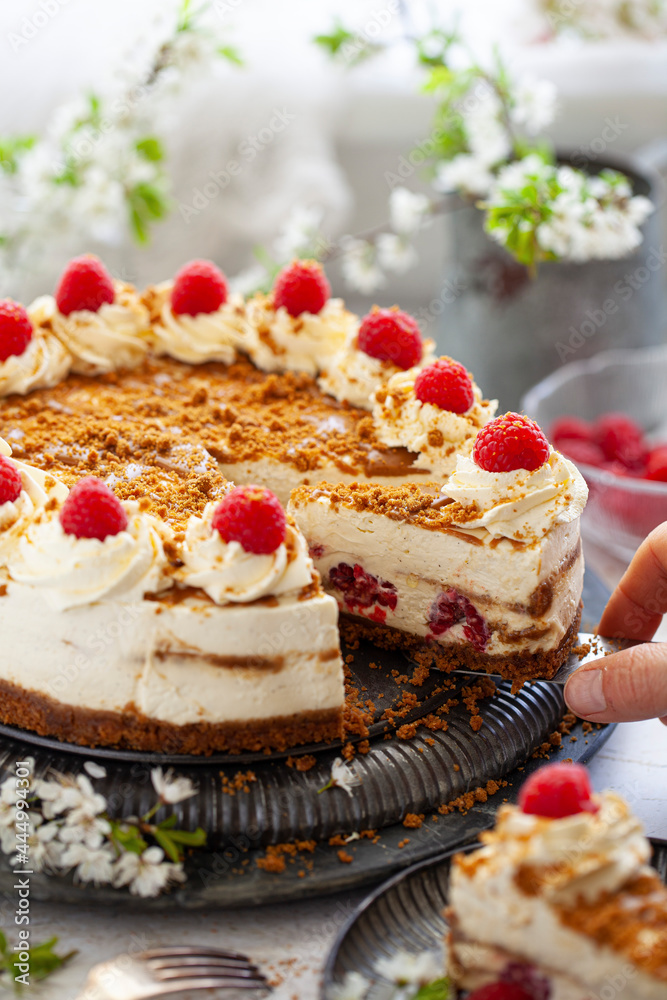 Serving Spreculoos Cheesecake Serving Spreculoos Cheesecake