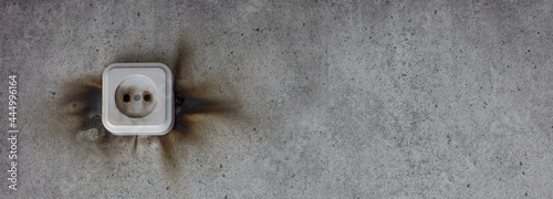 Foto short circuit, smoking electrical outlet on the wall