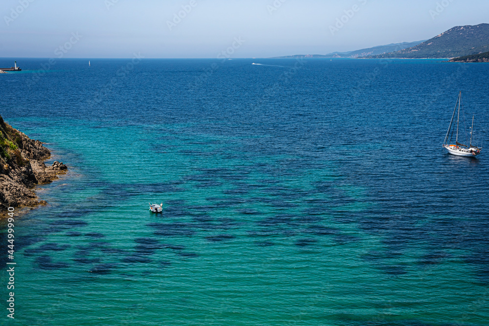 Φωτογραφία Top view of the turquoise water bay near corsican Porticcio town with boats in the water and mountains on the background