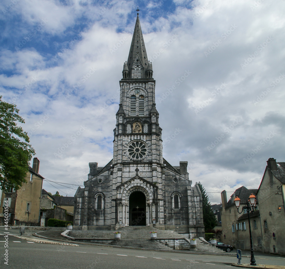 Iglesia de Nuestra Señora de Oloron-Sainte-Marie (francés: Église Notre-Dame d'Oloron-Sainte-Marie), Francia. Fachada principal con la entrada y el rosetón.