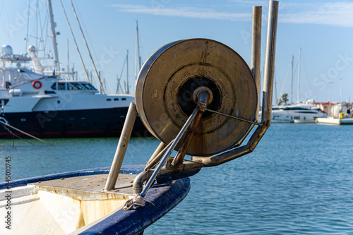 Pieza que va en la proa de los barcos pesqueros que sirve para subir las redes a la cubierta del barco photo