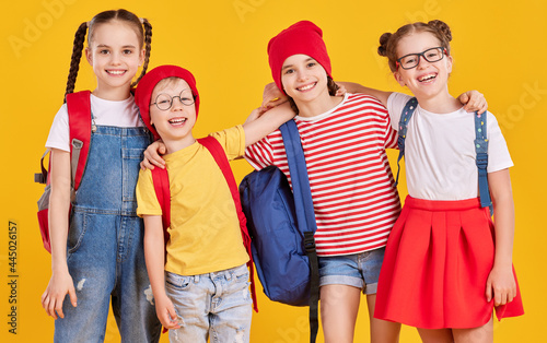 Fotografía Group of happy schoolkids with backpacks
