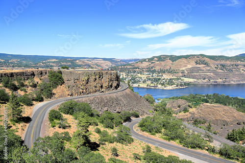 Obraz na plátně Rowena Crest Viewpoint Overlook: The beautiful natural landmark and tourist attraction overlooking the Columbia River Gorge in Oregon