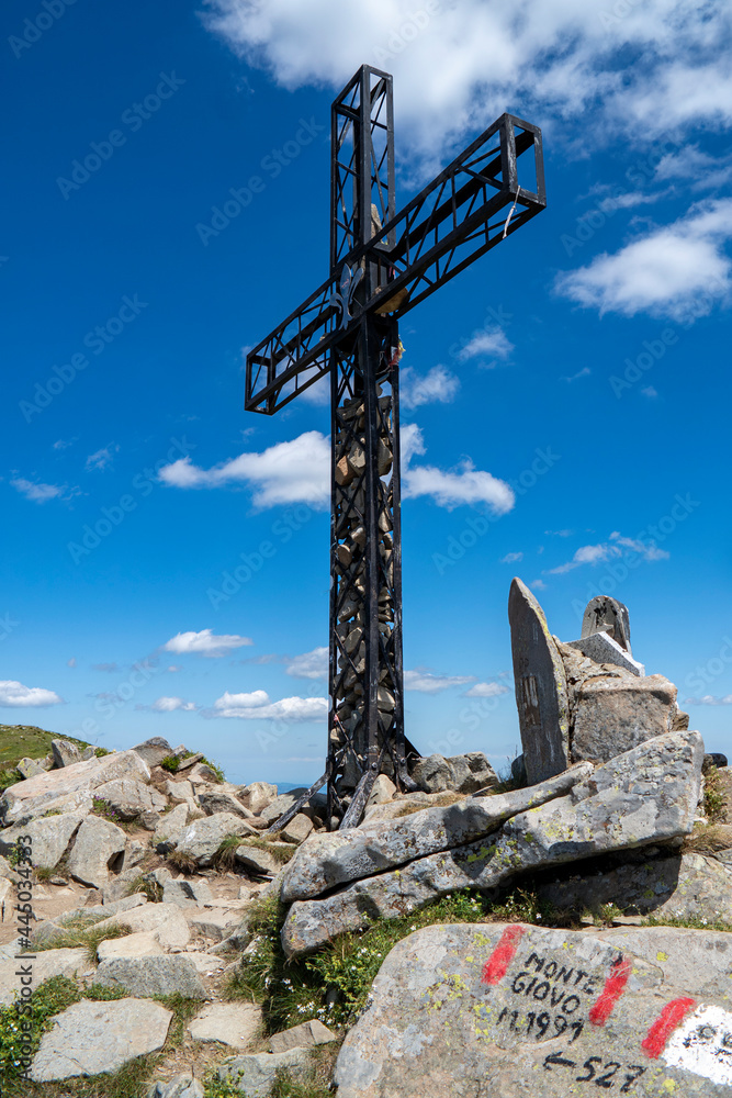 La croce sulla vetta del Monte Giovo, Appennino tosco emiliano 