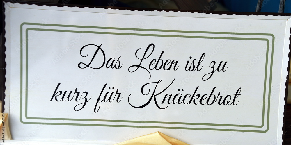 Schild mit dem Spruch "Das Leben ist zu kurz für Knäckebrot" Stock