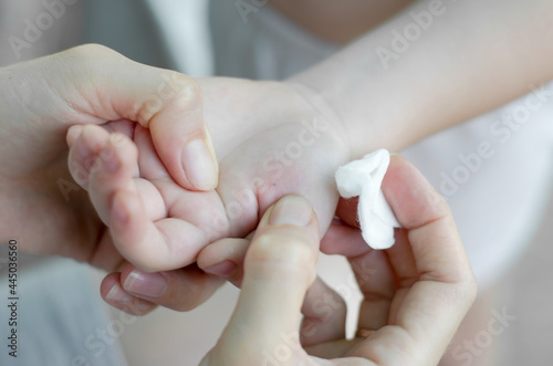Fotografie The woman is trying to pull the splinter out of the child's hand