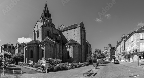 Brive la Gaillarde (Corrèze, France) - Vue panoramique de la collégiale Saint Martin et de la place Charles de Gaulle