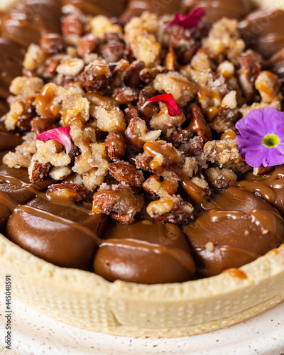 tarta de nuez con crema y florcitas