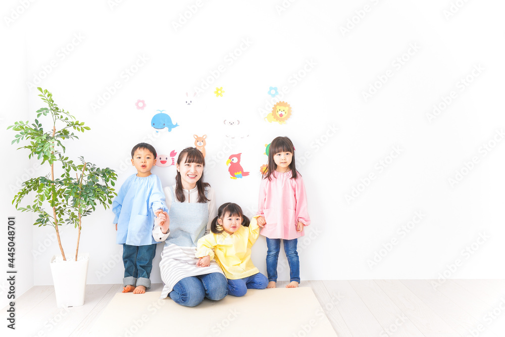 保育士と子どもたち 保育士と子どもたち