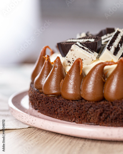 torta de galletas con crema y brownie