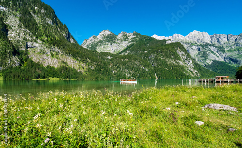 K  nigssee  Berchtesgaden  an einem sonnigen Sommertag