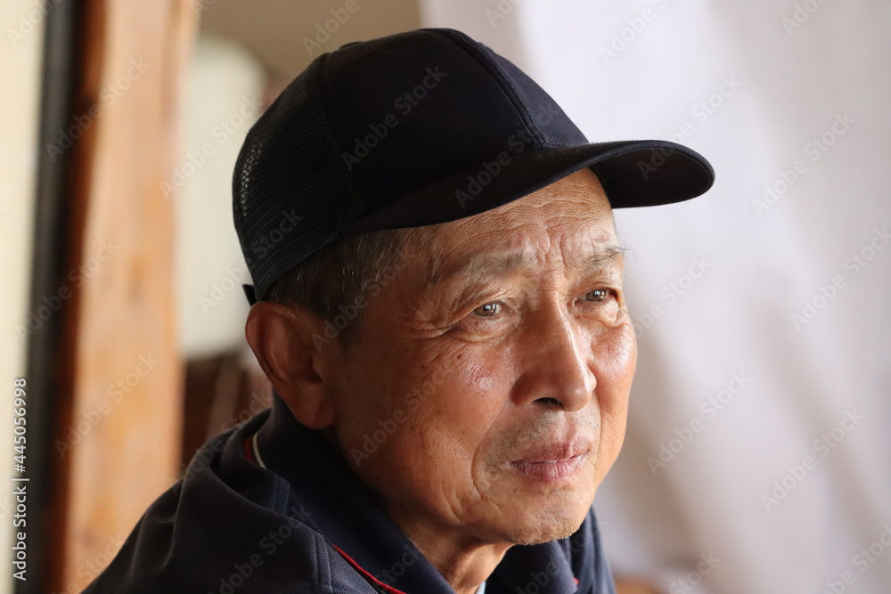 悲しい顔、おじさん 悲しい顔、おじさん