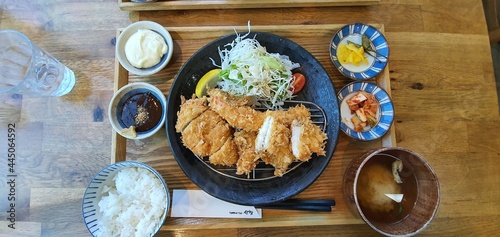 식탁 위 돈까스