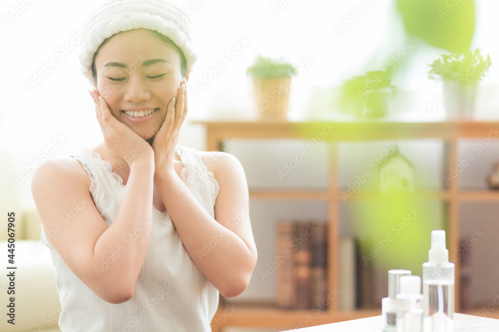スキンケアをする女性 スキンケアをする女性