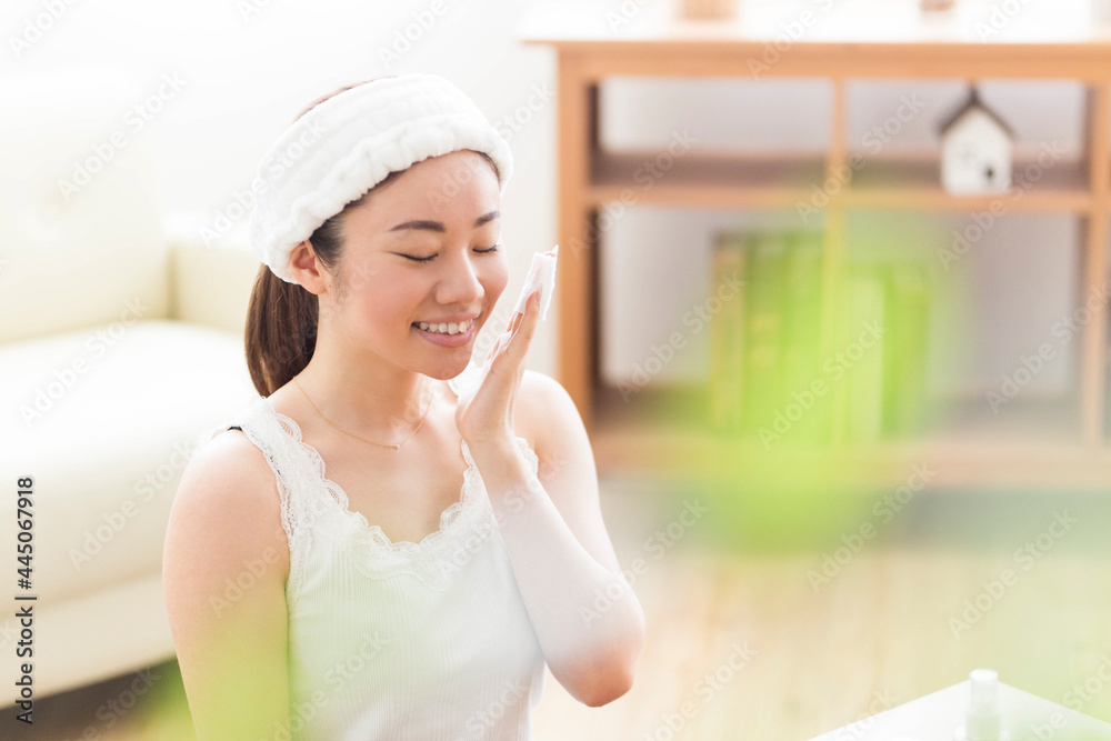 スキンケアをする女性 スキンケアをする女性