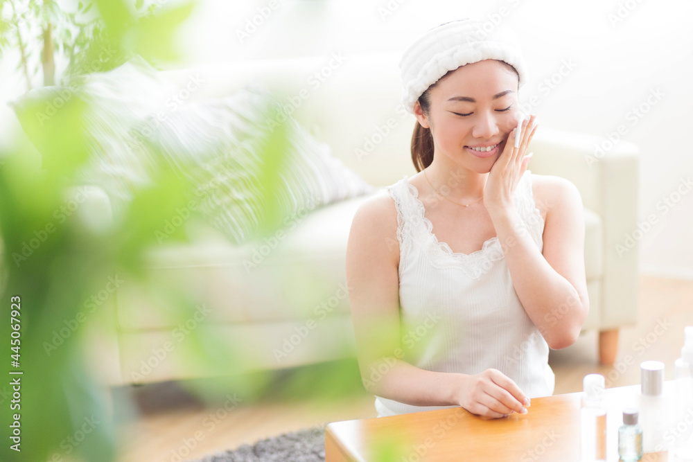 スキンケアをする女性 Stock Photo | Adobe Stock