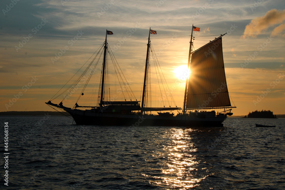 Fototapeta premium schooner at dusk