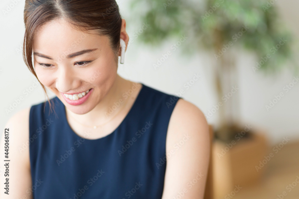 在宅ワークする女性