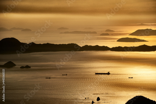 瀬戸内海の美しい夕日と島々 photo