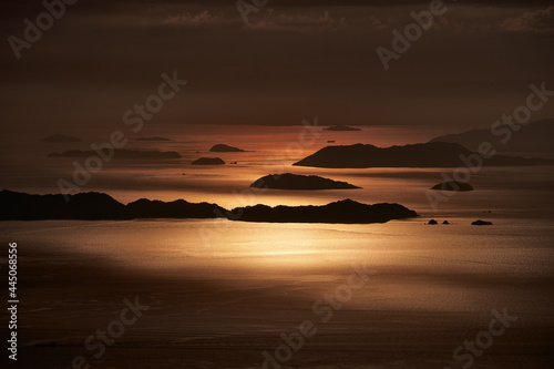 瀬戸内海の美しい夕日と島々